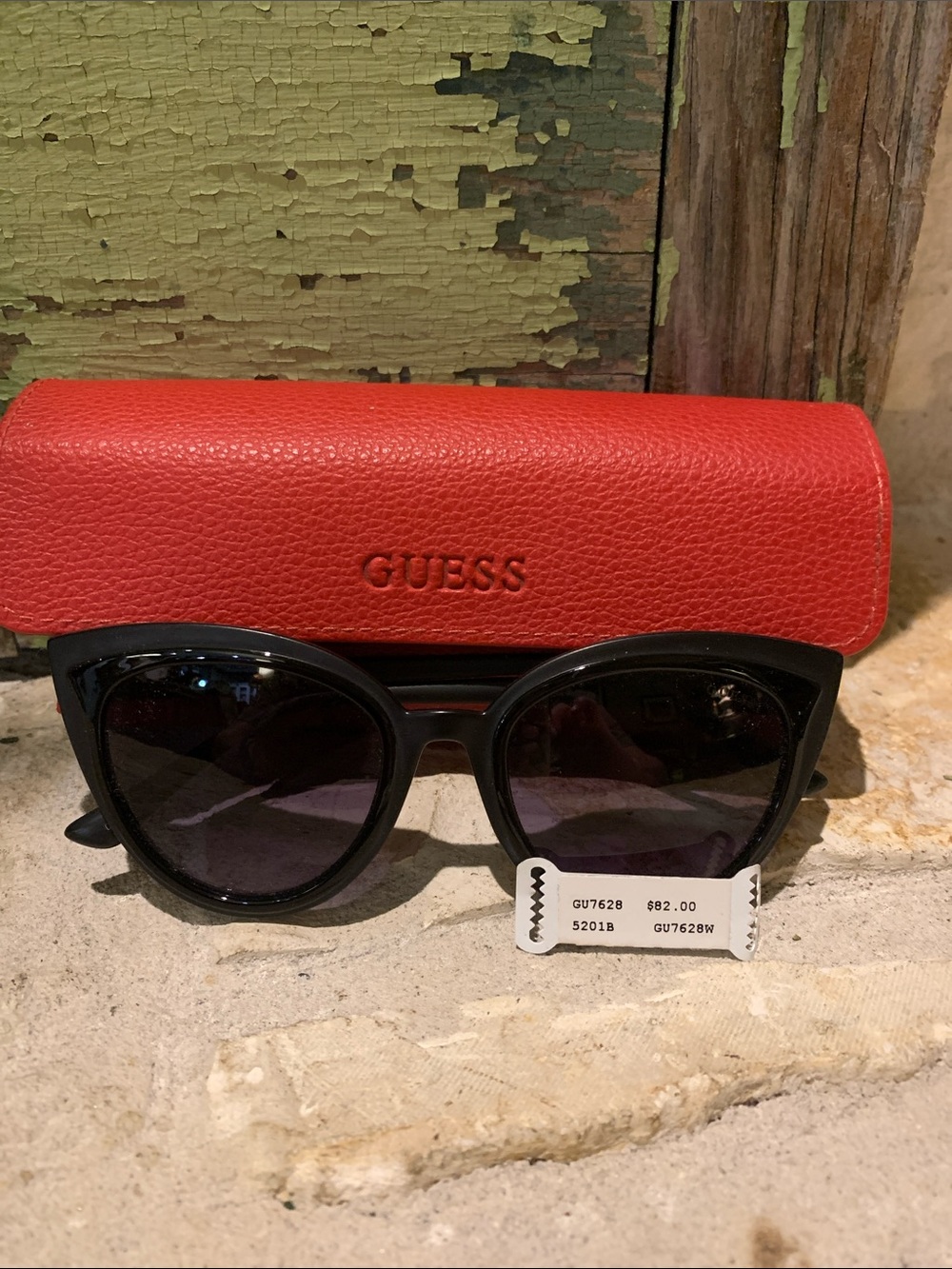 Guess Black Cat-Eye Women’s Sunglasses with Red Logo Case Like New Condition